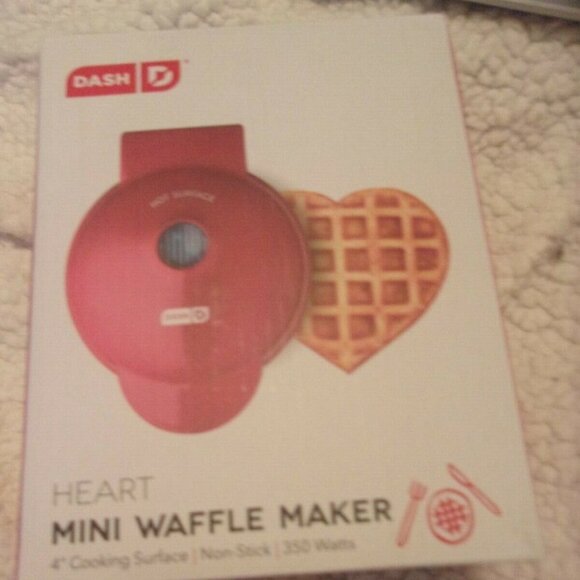 Dash Waffle maker valentine day Heart new in box - Picture 4 of 4